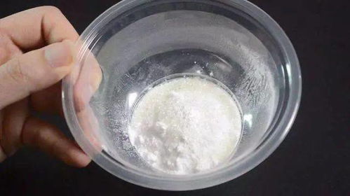 小蘇打和白砂糖混合一起,放在廚房里,解決了家里的這個(gè)問(wèn)題